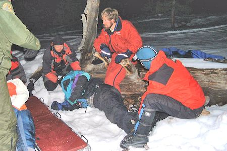 Night rescue exercise - placing the stretcher to receive the victim Night rescue exercise - placing the stretcher to receive the victim