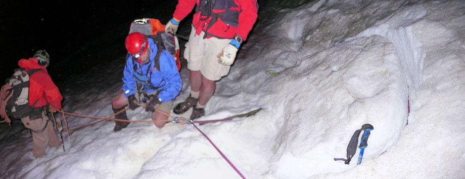 Using a snow bollard as anchor for the lowering belay Using a snow bollard as anchor for the lowering belay