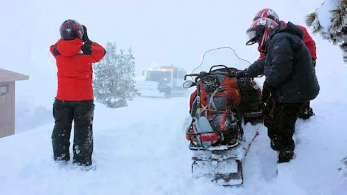 Tour snow cat at Minaret Vista. Finally we got some good snow here .. yes .. enough to get stuck in .. LOL