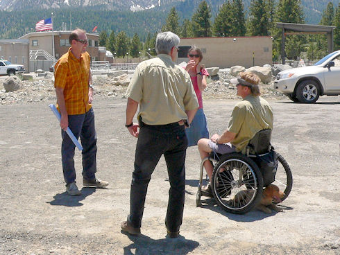 Erik Schultz discussing building plans with SAR Officers